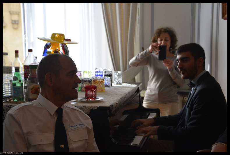 2022-09-28-(13h54m42s)-dsc_0521-mama-razzi-encadree.jpg
