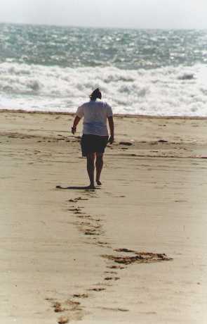 evelyne-a-la-plage-2.jpg (13598 bytes)